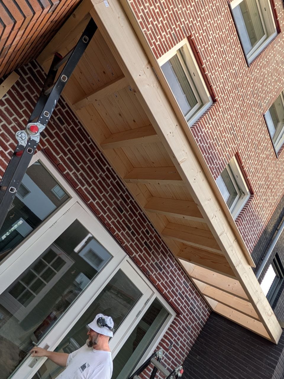 Detail van de houten overkapping