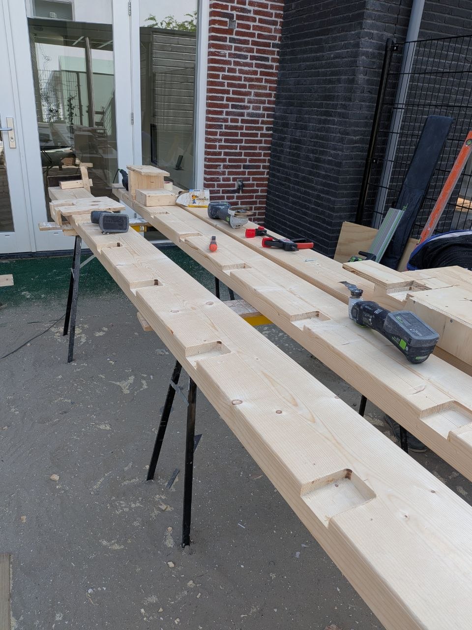 Balken met pen-en-gatverbindingen klaar voor montage