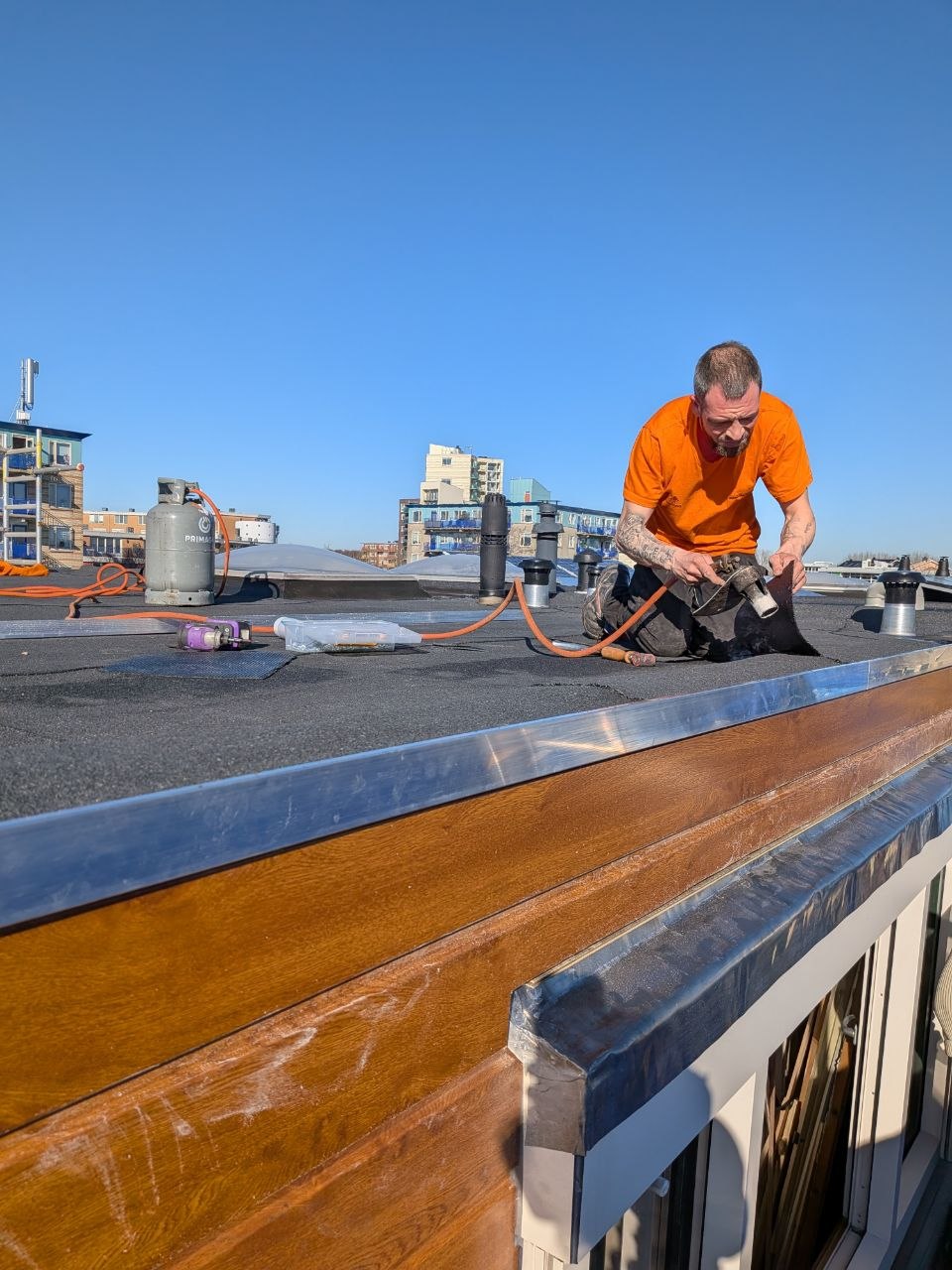 Dakbedekking wordt aangebracht op een plat dak