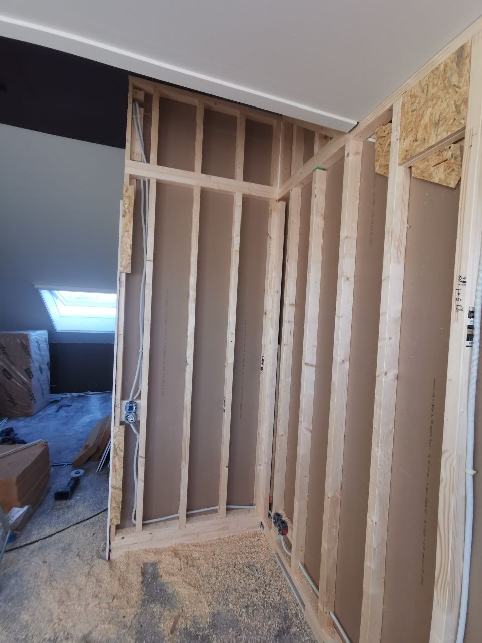 Nieuwe wandopbouw met houten regelwerk op zolder