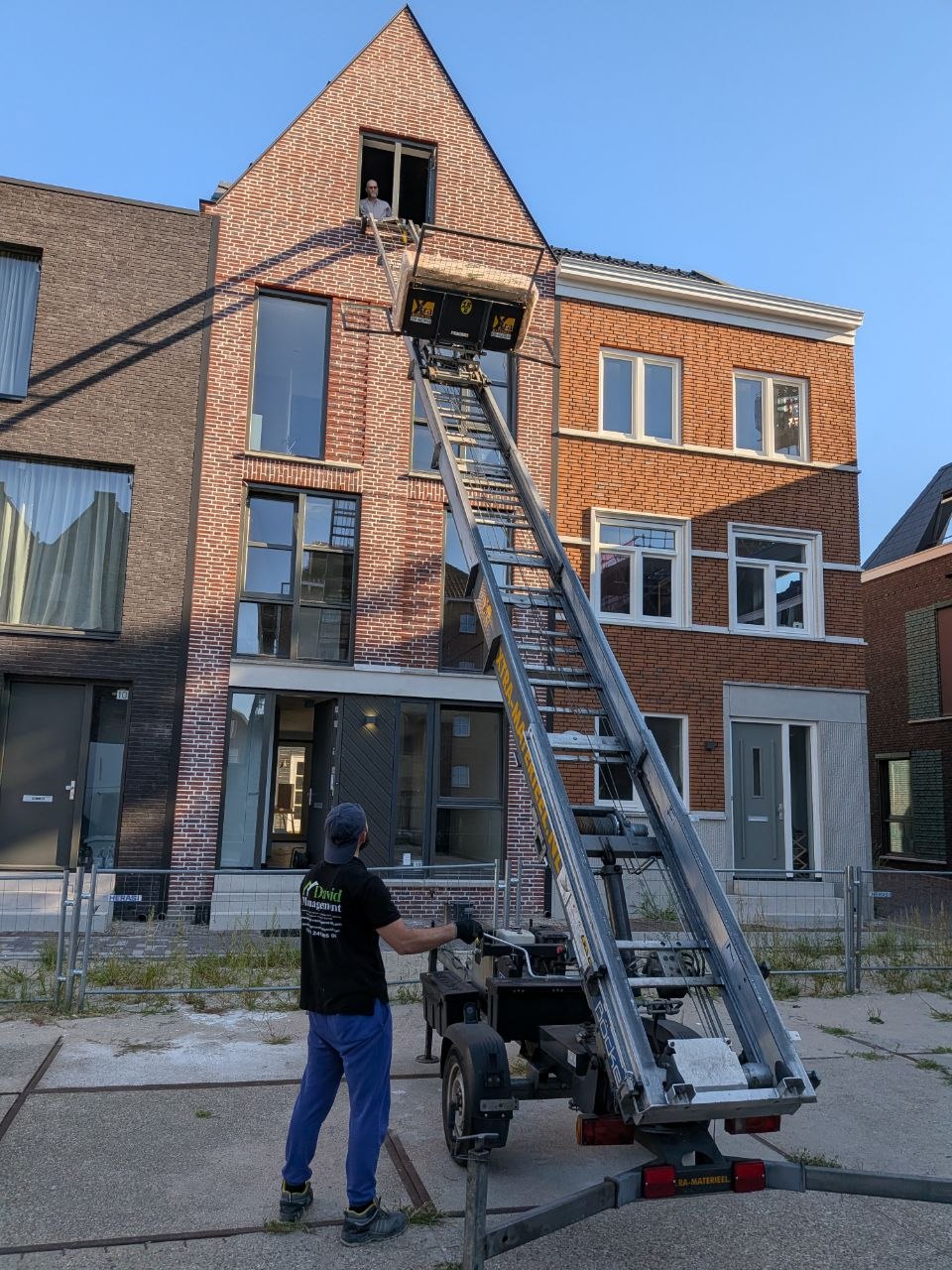 Werken aan een gevel met verhuislift