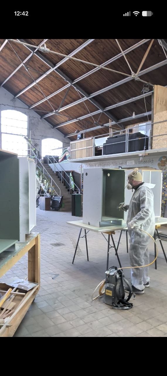 Kastdeel wordt in de werkplaats gespoten