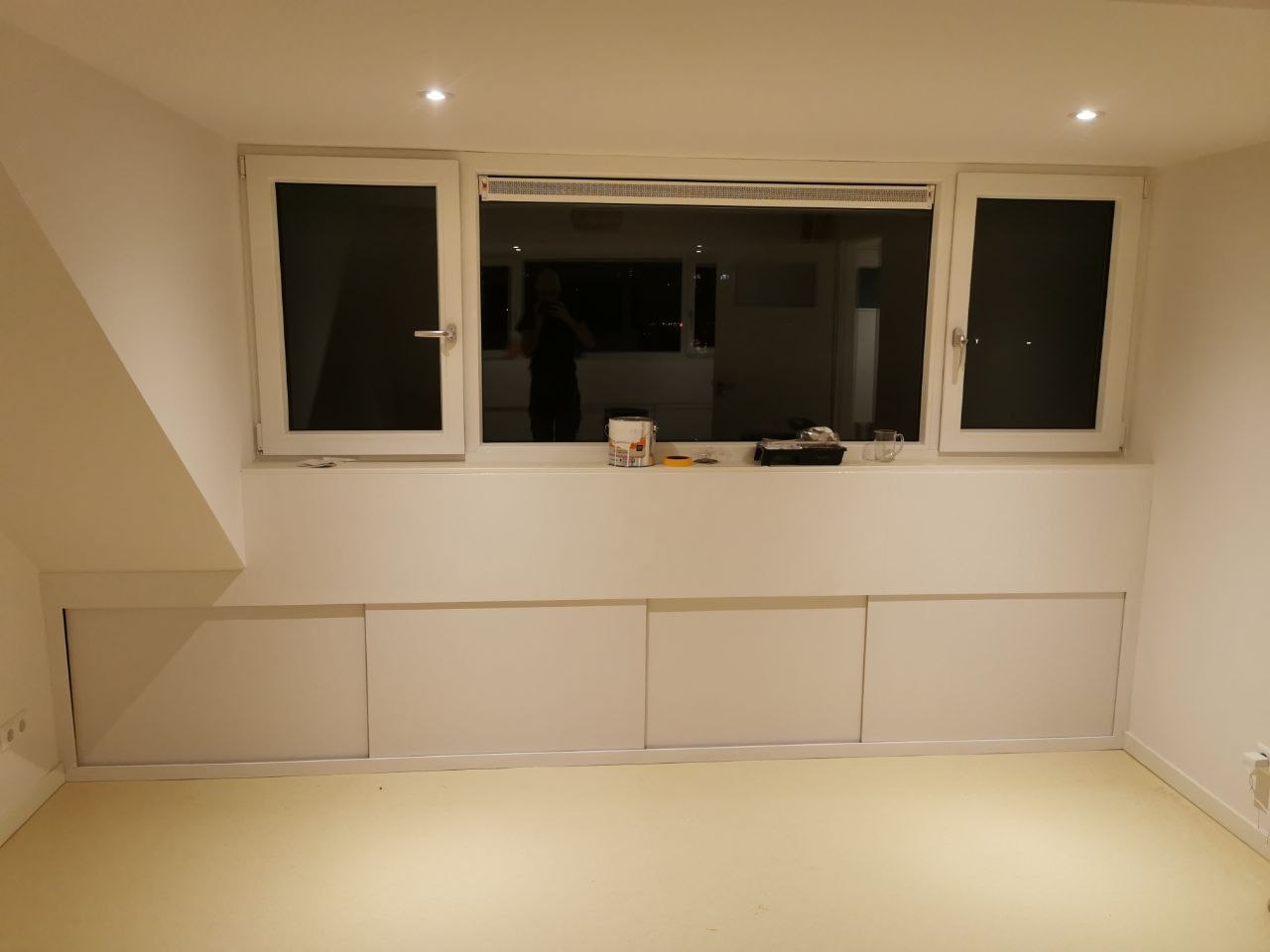 Maatwerk kastwand onder een raam