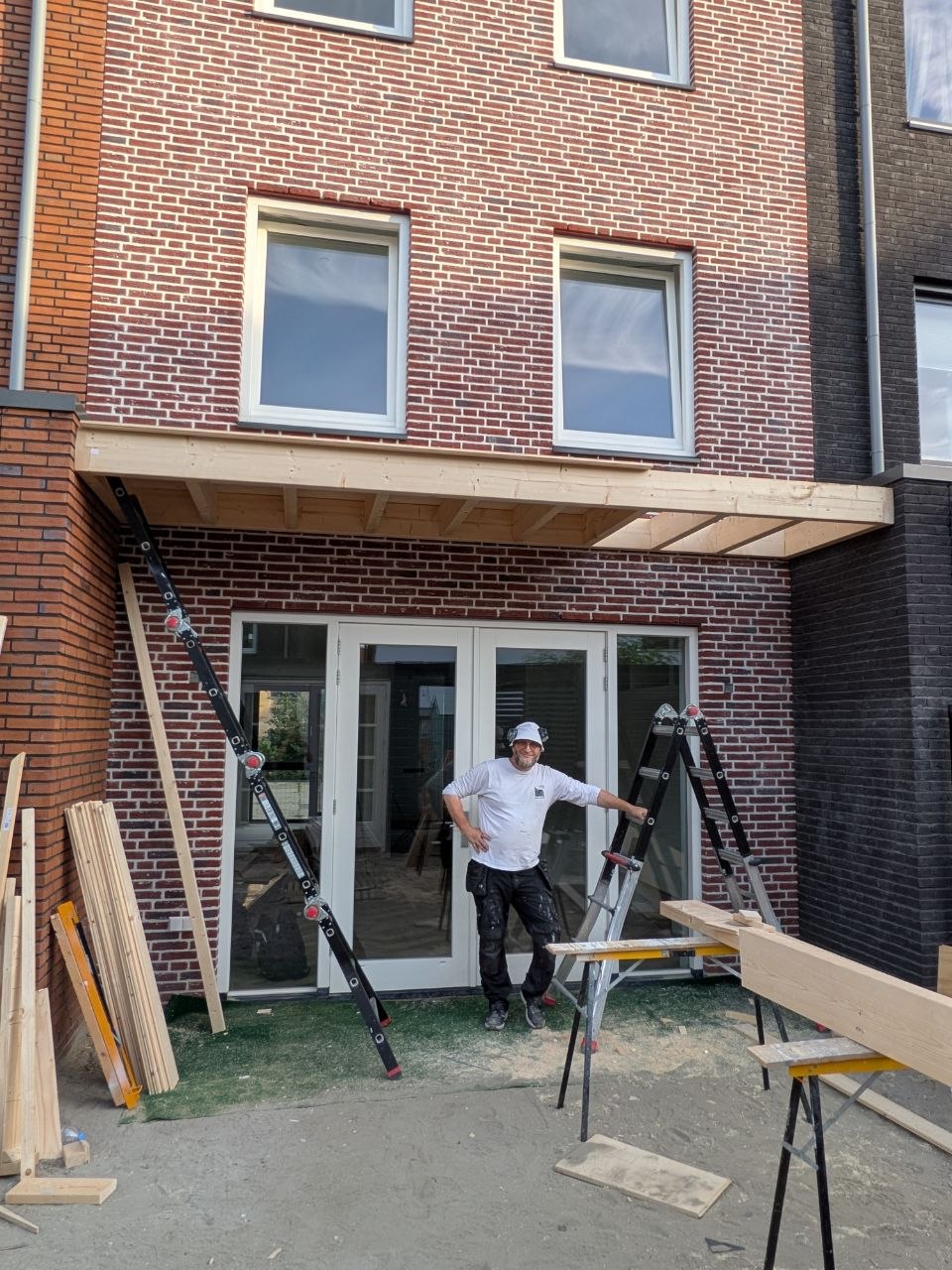 Houten overkapping aan de achtergevel van een woning