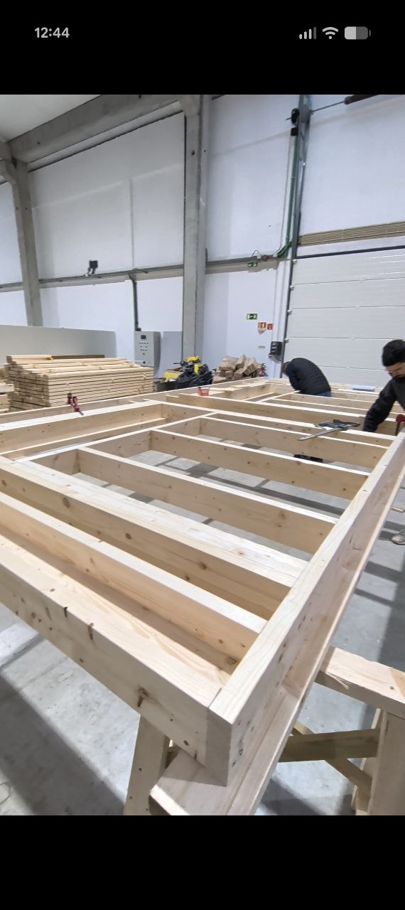 Houten constructie in elkaar gezet in de werkplaats